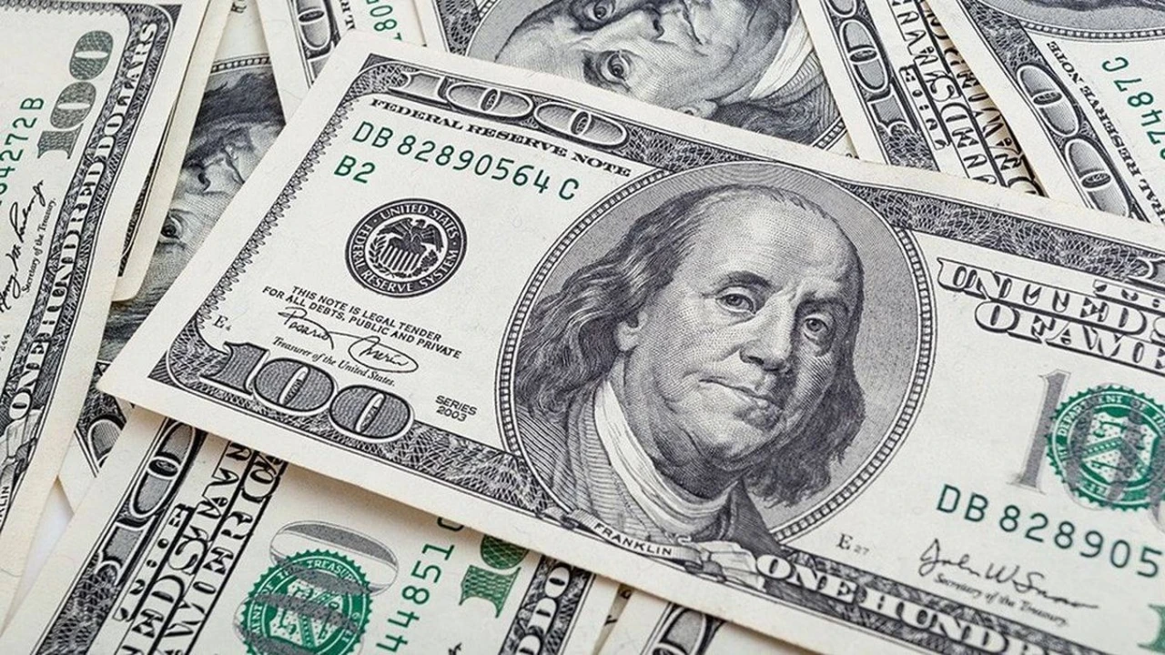 الدولار يصل ذروته في عام مع توقعات لرفع الفائدة